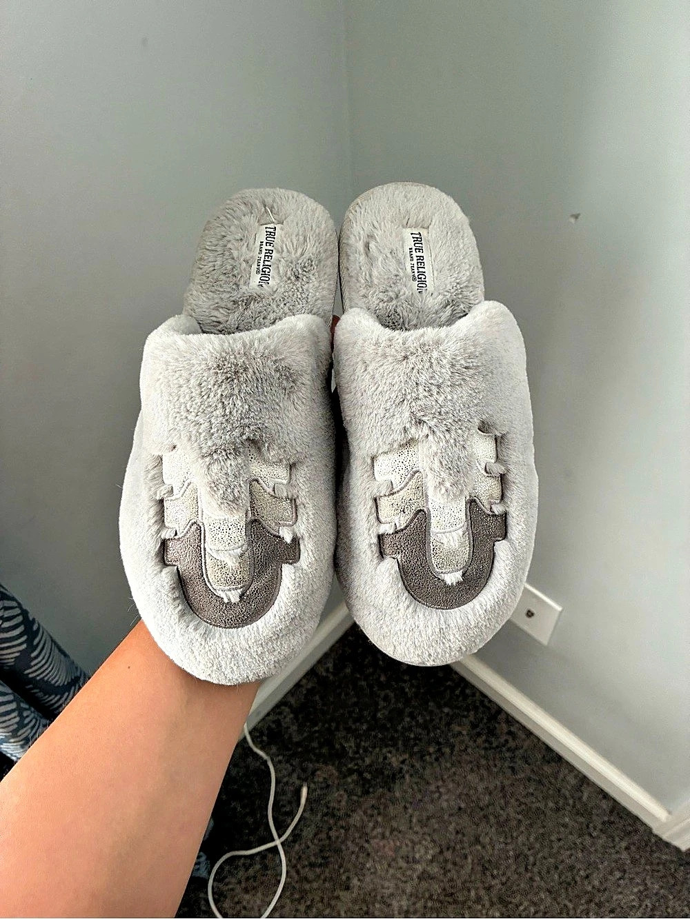 True Religion Holographic Horseshoe Slipper Plush House Slippers Gray XL (8-10)